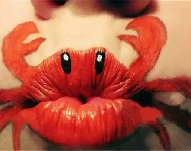 嘴唇上的创意涂鸦 - 锐意设计网