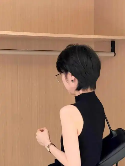 挂耳短发:时尚与气质的完美邂逅