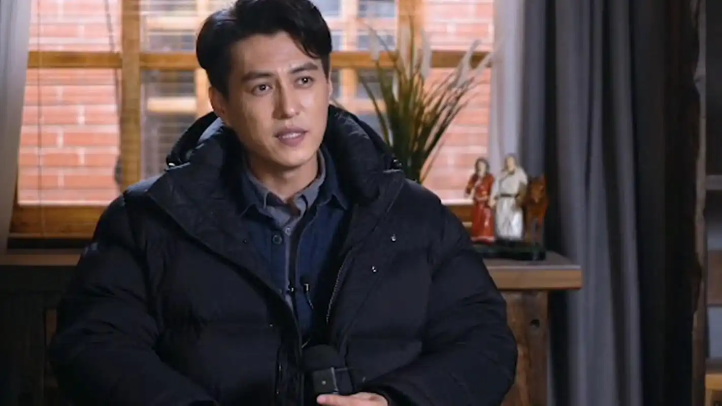 靳东拿拐杖戳王鸥臀部引热议,得知背后原因,网友:错怪靳东了