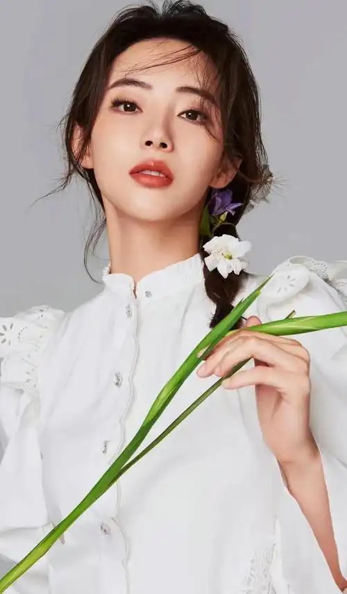 胡丹丹优雅娴静俏丽写真,美艳动人!__财经头条