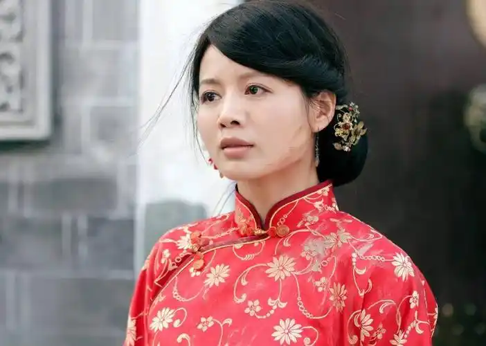 她用21年捧红老公,却输给嫩模3个月追求,今43岁和儿子相依为命_程愫