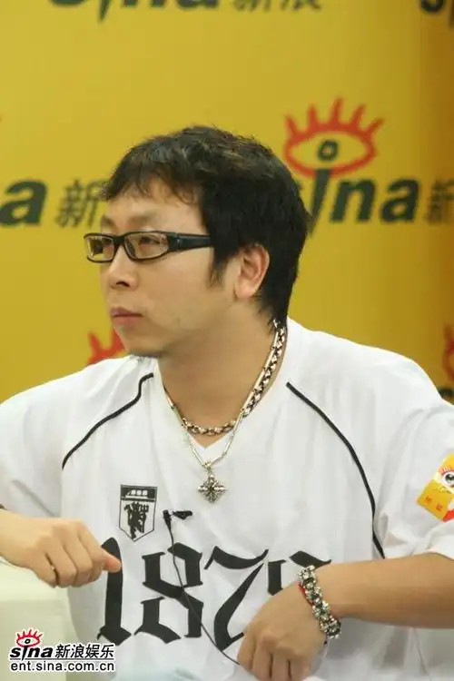 图文:华谊兄弟老总做客新浪--袁涛称培养艺人过程漫长