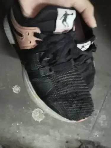 大脚趾那里里面已经磨破了 我之前是把鞋穿的很烂才扔,这双没有很烂