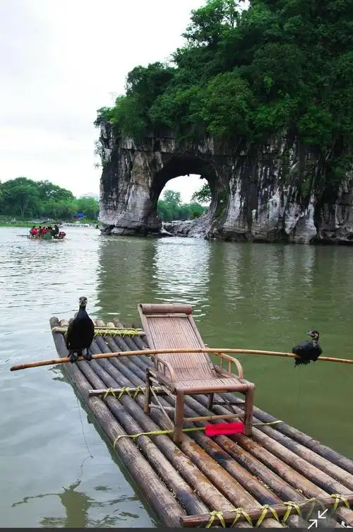 象鼻山因整个山形酷似一头驻足漓江边临流饮水的大象而得名.