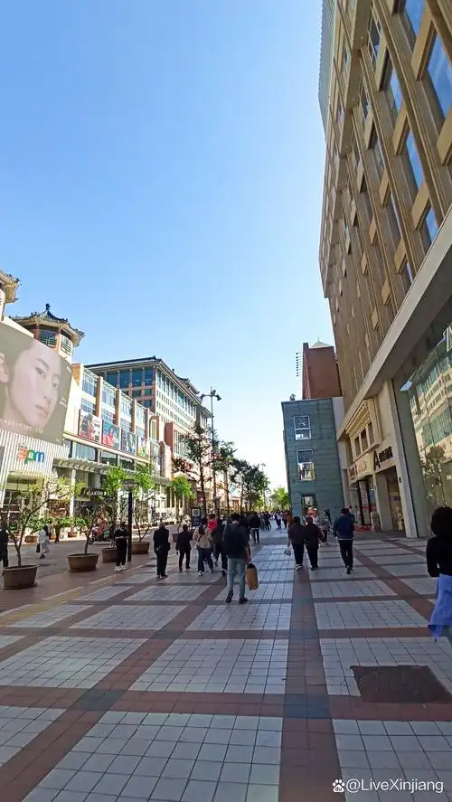 王府井步行街位于北京市东城区,被誉为"中华第一街".