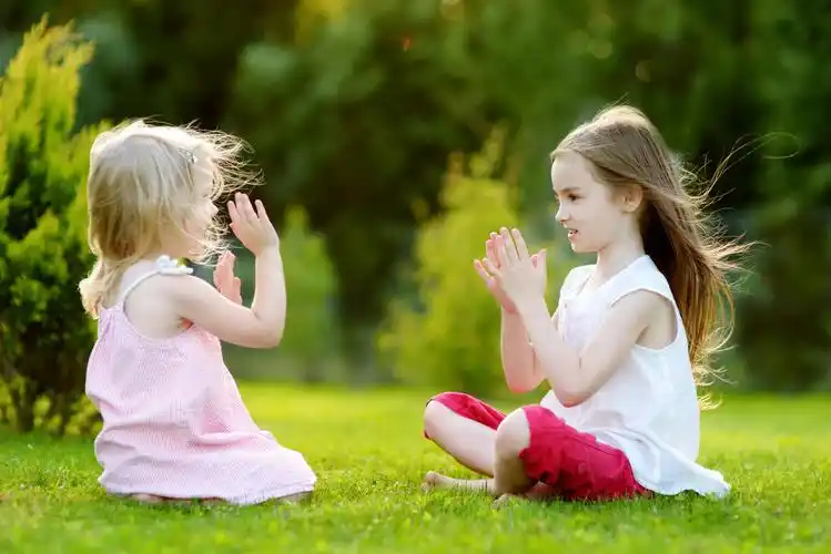 阳光明媚的夏日两个可爱小姐妹开心在一起玩耍幸福童年 孩子幸福的人