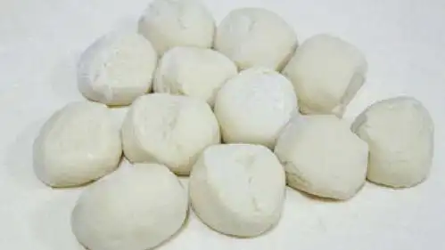 将2/3的白面团分成小份