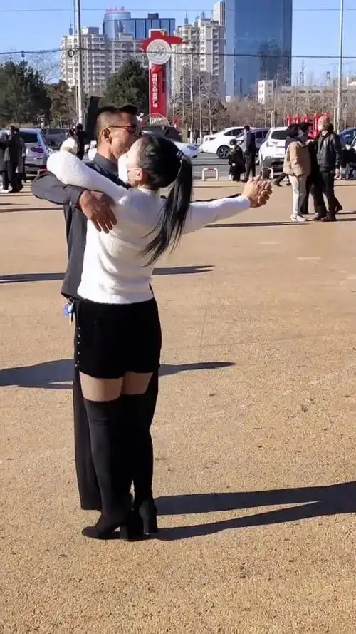 普通男 #交谊舞 #室外健身 #普通女舞 #男女双人舞