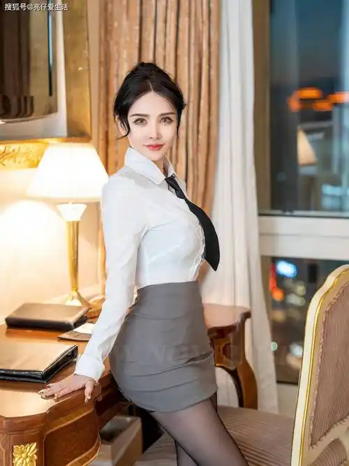 黑丝袜美女的时尚魅力高冷中透露的自信与优雅