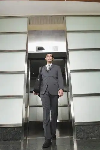 西方人,一个人,商务人士,商务男性,走,竖图,室内,白天,仰视,衬衫,电梯