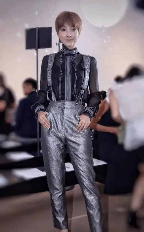 吴昕与陈晓现身时装周, 两人发型互换, 一个帅气十足, 一个美艳动人!