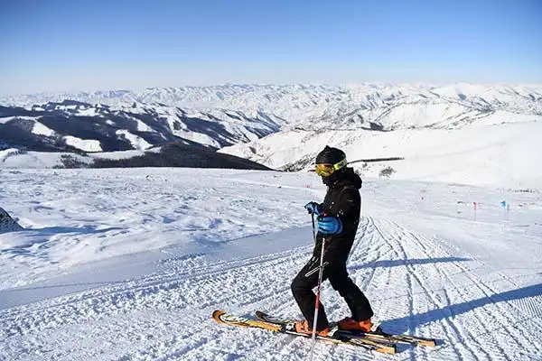 摄影:新华社记者 沙达提阿尔泰山可可托海国际滑雪场位于新疆富蕴县