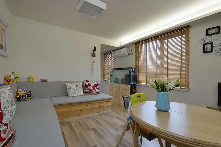 小户型二居室装修客厅卡座设计