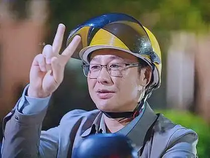 谁能想到这个骑着小电驴的中年男人确是叱刹风云的大佬高启强呢!