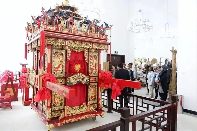 耗费一万多个工时,不用一颗钉子,这是你见过最豪华的花轿吗?