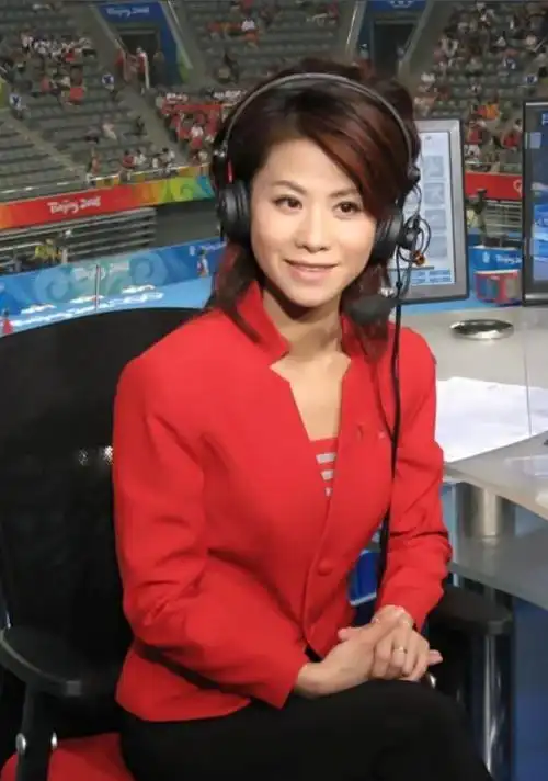 唯美的诗词,甜美,温柔而清亮的女声传来,这就是陈滢老师的体育解说啦!