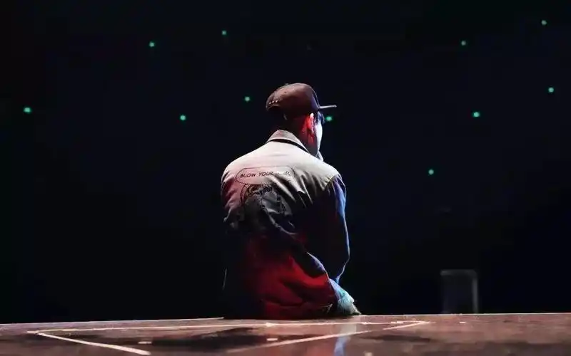 歌手上台唱歌时要戴耳机的原因你绝对猜不到