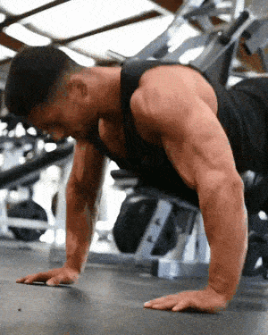 他73岁依然肌肉炸裂,引领一代人的健身风潮,一组练胸动作给你