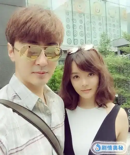 "箫剑"高梓淇晒与老婆蔡琳合照,夫妻俩穿情侣装拥抱,超温馨!