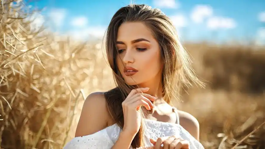 麦田的美丽的白肤金发的女孩4k壁纸-美女壁纸 - 壁纸家