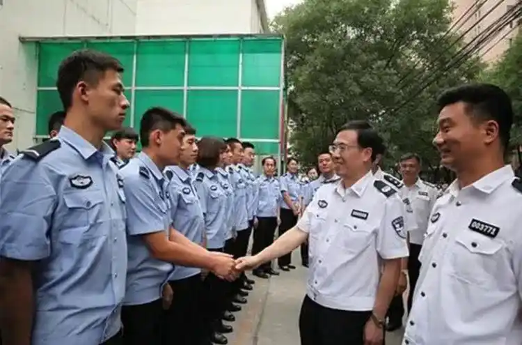 什么级别警察能穿"白衬衫"?原来级别这么高,难怪生活中很少见