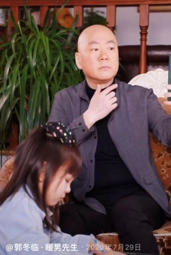 个版本,说演员张凯丽是他的老婆,不过张凯丽很快证实自己老公另有其人