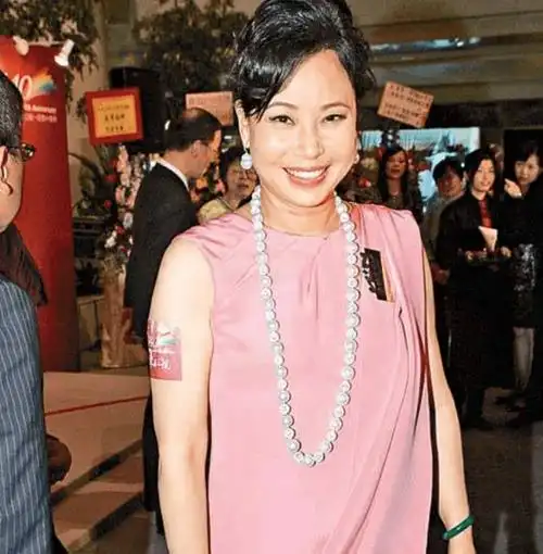 70岁赌王三太陈婉珍露面逆生长,鸽子蛋钻戒好抢镜,霍启刚也出席_状态