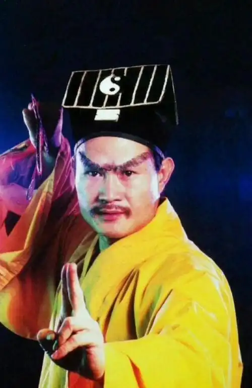 林正英,许冠英,钱小豪等主演的《僵尸先生》将灵幻武打电影推向顶峰