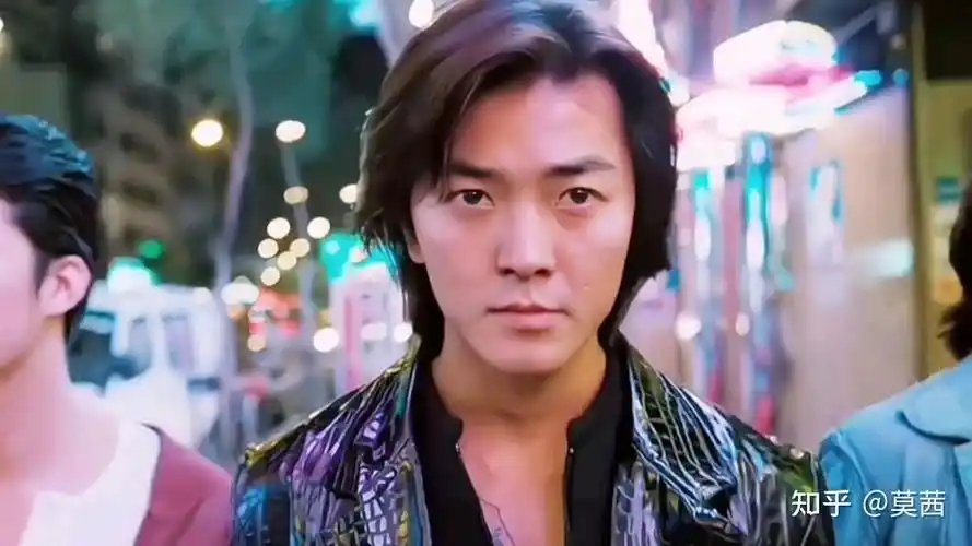 刚出道那时的郑伊健,也是留着一头短发,1993年电影《超级学校霸王》中