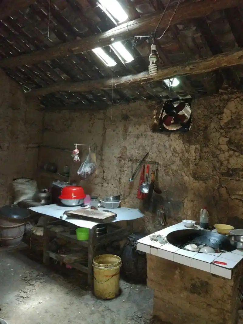 我家里条件很穷,兄弟两 我哥有房子我没有,没分户,村上说我不符合精准