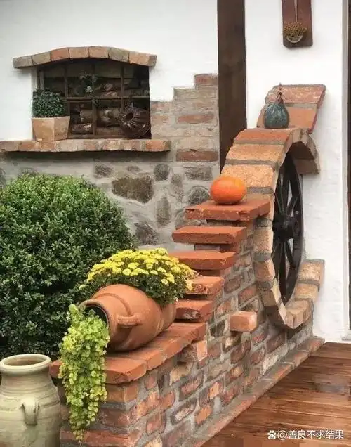 了红砖地面铺贴的效果,今天给大家一起分享一些庭院中砖墙的铺装案例!