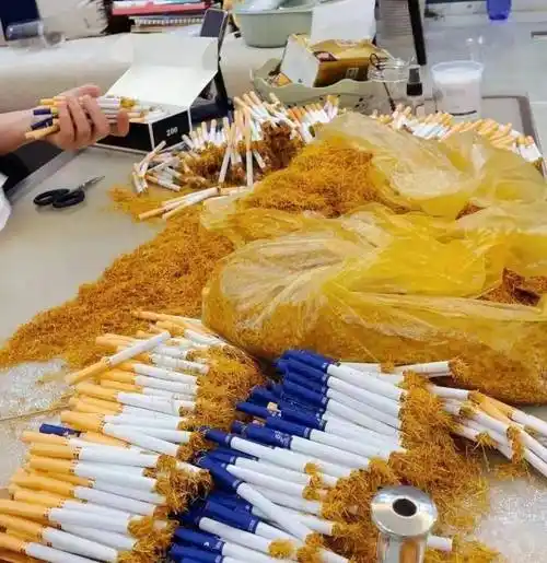 治安大队及祁东县烟草专卖局到该小区当场查获大量烟丝,空烟管,制烟机