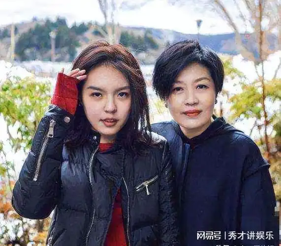 哈文李咏离世后不愿改嫁将公婆当作亲生父母和女儿相依为命