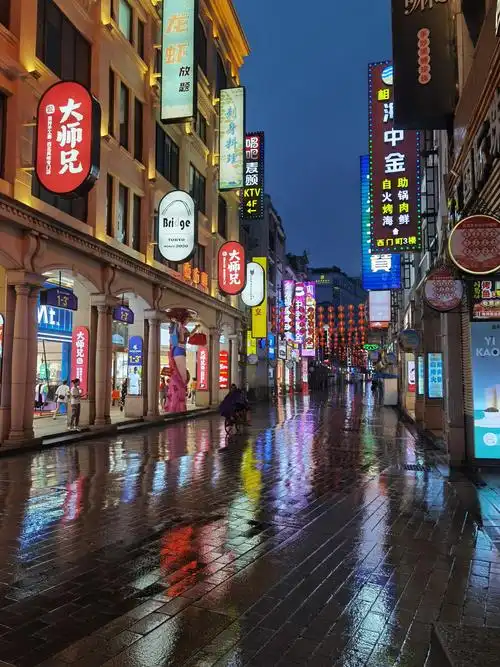 广州上下九步行街雨夜
