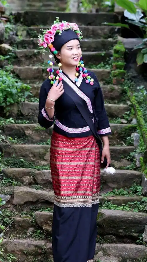 布朗族的服饰颜色以黑色或藏蓝色为主,多穿斜襟紧身无领短衣,双襟在