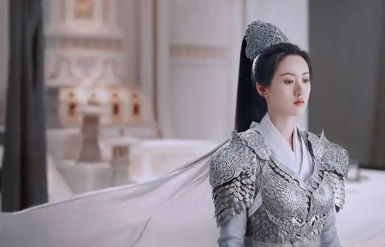 「飒爽女将军」,主要是她在古装剧《琉璃》的铠甲军装造型实在太帅了!