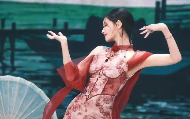 中国内地著名影视女演员,流行乐歌手许佳琪小姐经典旗袍造型(8)