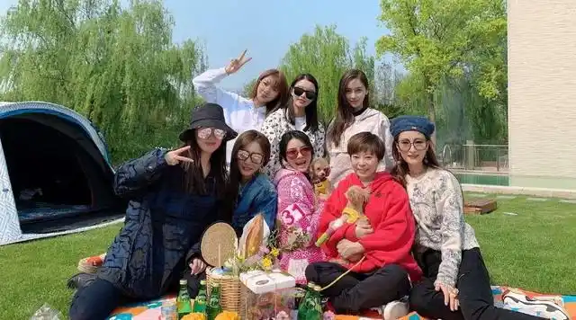 现实版《三十而已》!angelababy(杨颖)聚会合影只能站角落!