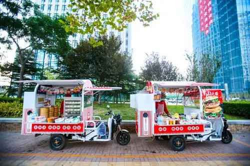 聋小志—红白相间的早餐车