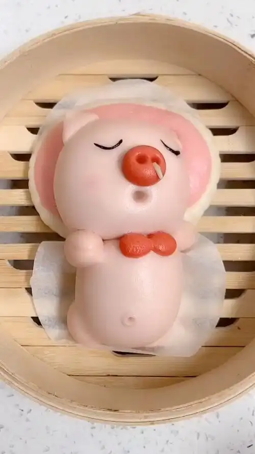 小猪馒头蒸完以后,非常的松软,很美味哦