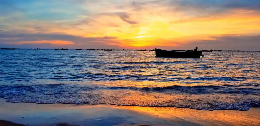 今日的晚霞多绚丽拍摄于海口西海岸荣山寮小渔村由于海南岛封海休渔三