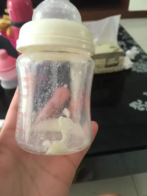 奶粉也是按说明泡的.每次泡奶粉我都拿水温记量过了才放奶粉怎么还是