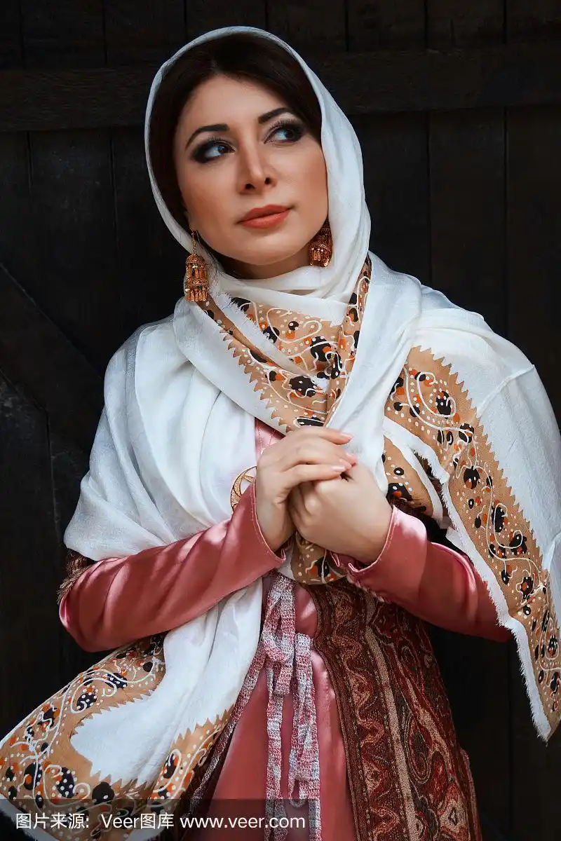 美丽的中东妇女穿着传统服装的肖像