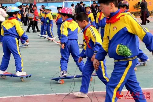 孩子们在操场上推铁环