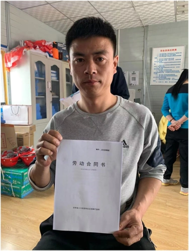 工作人员在蓝天乾丰-力旺工地指导劳动者签订合同【图片新闻】