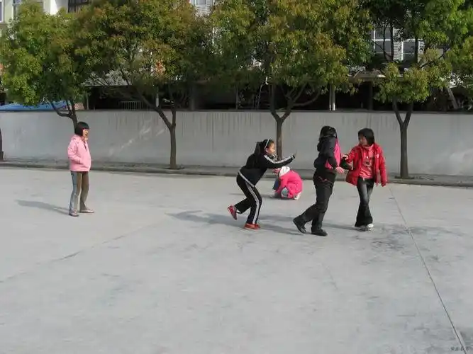 p>贴膏药是一种 a target="_blank" href="/item/儿童游戏/519502"