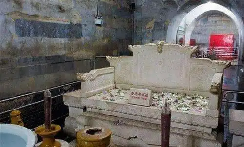 上世纪50年代,郭沫若挖掘十三陵时,在考古现场来了位古怪的老者