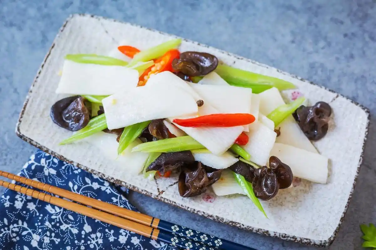 炒山药片时,山药万万不可下锅就炒,多加2步,不仅爽口还入味