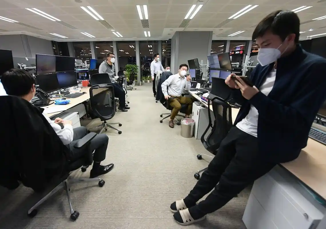 闲暇时,驻守岗位的员工在办公室内聊天.