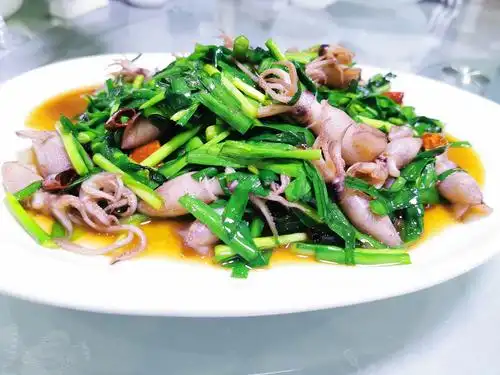 精致可口的晚餐 韭菜炒墨斗鱼
